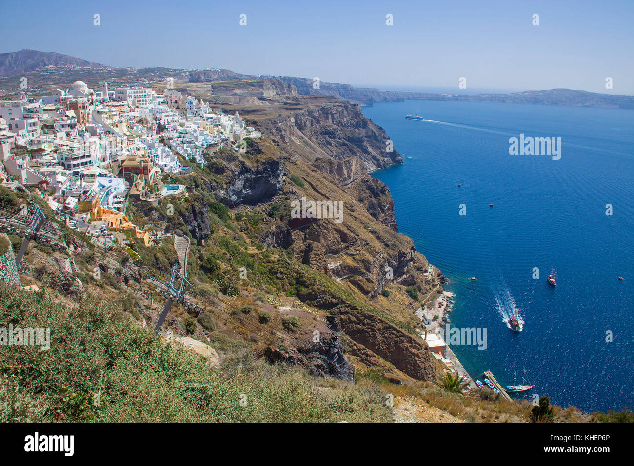 Vue depuis le bord du cratère de la ville de Thira, chemin et le vieux port, l'île de Santorin, Cyclades, Mer Égée, Grèce Banque D'Images