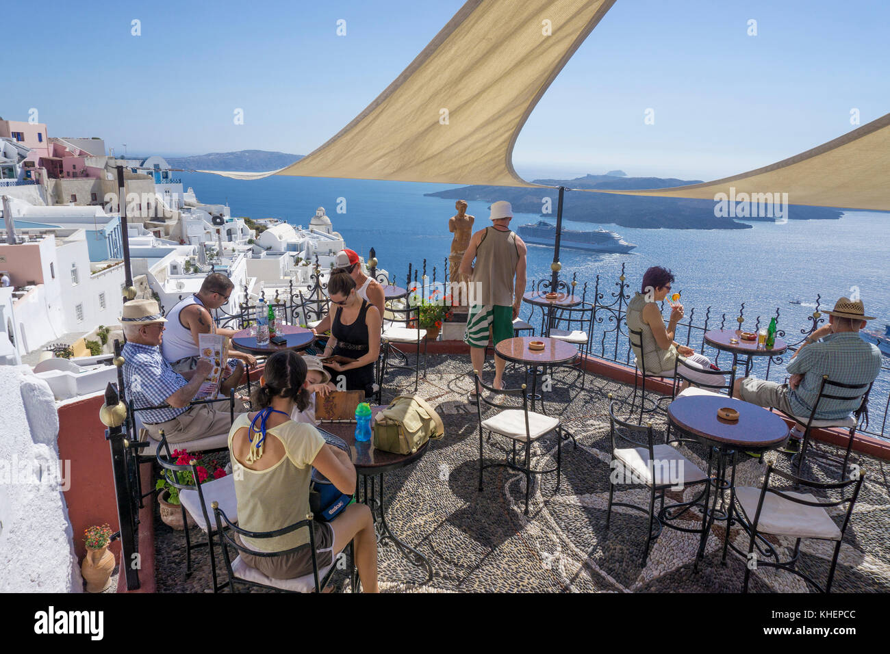 Bar idyllique avec vue sur la caldeira, le bord du cratère de l'île de Thira, Santorin, Cyclades, Mer Égée, Grèce Banque D'Images