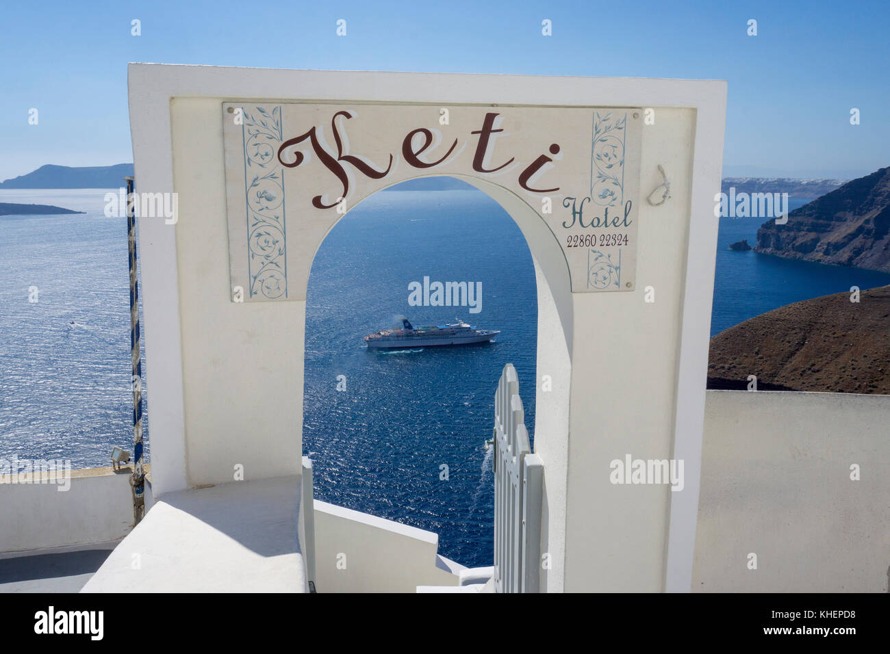 L'accès et l'escalier à l'hôtel Keti au bord du cratère, bateau de croisière, l'île de Thira, Santorin, Cyclades, Mer Égée, Grèce Banque D'Images