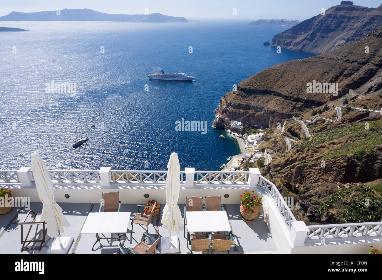 Terrasse sur le toit au bord de cratère avec vue sur la caldeira, l'île de Thira, Santorin, Cyclades, Mer Égée, Grèce Banque D'Images