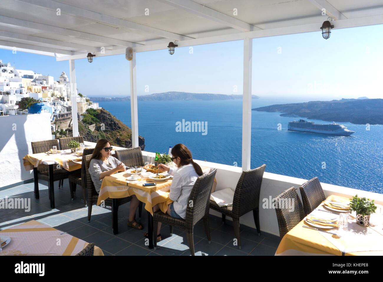 Restaurant avec vue sur la mer au bord du cratère, Thira, l'île de Santorin, Cyclades, Mer Égée, Grèce Banque D'Images