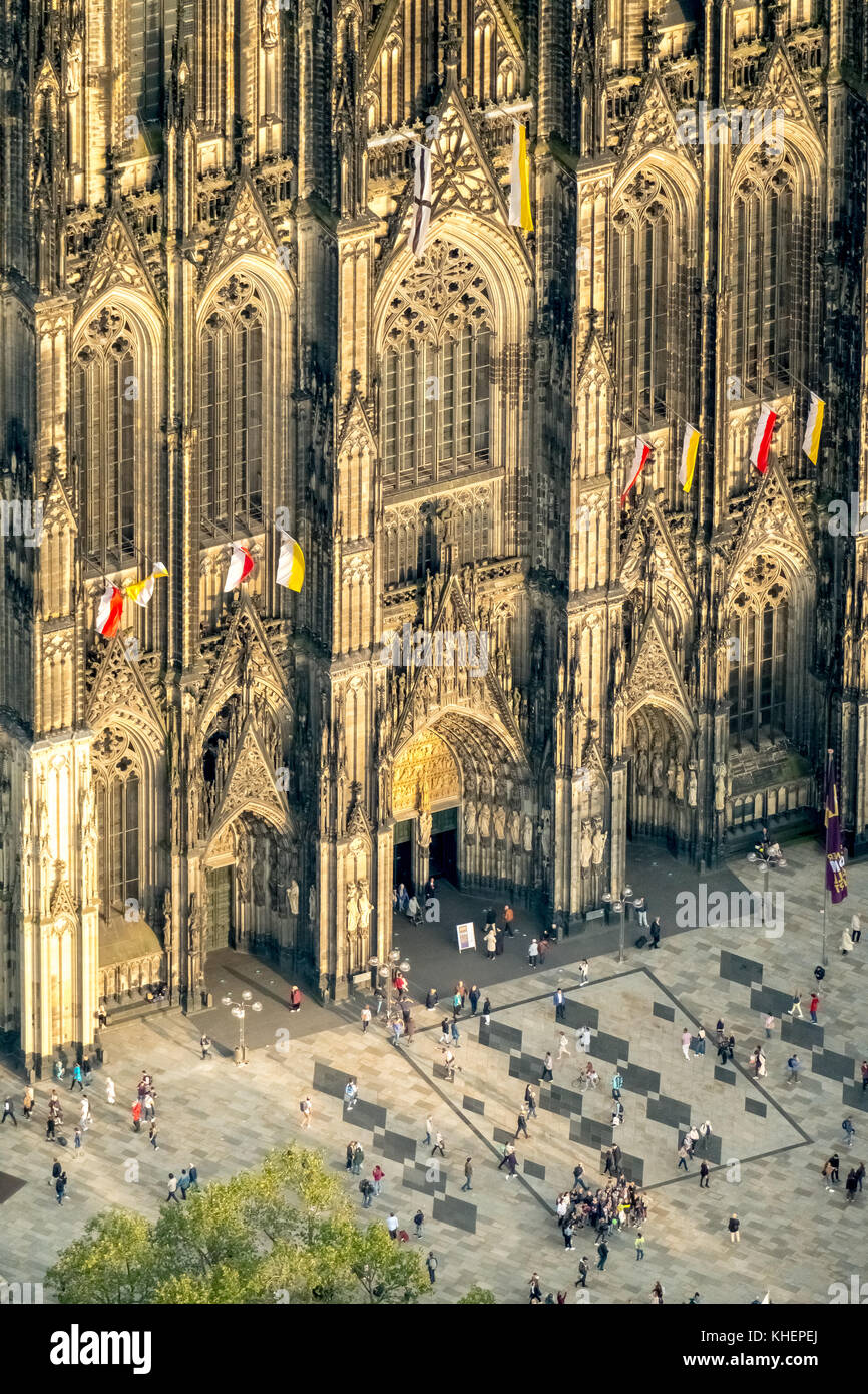 Façade, la cathédrale de Cologne, porte de l'ouest dans le soleil du soir, entrée ouest, entrée principale, cologne, Rhénanie Banque D'Images