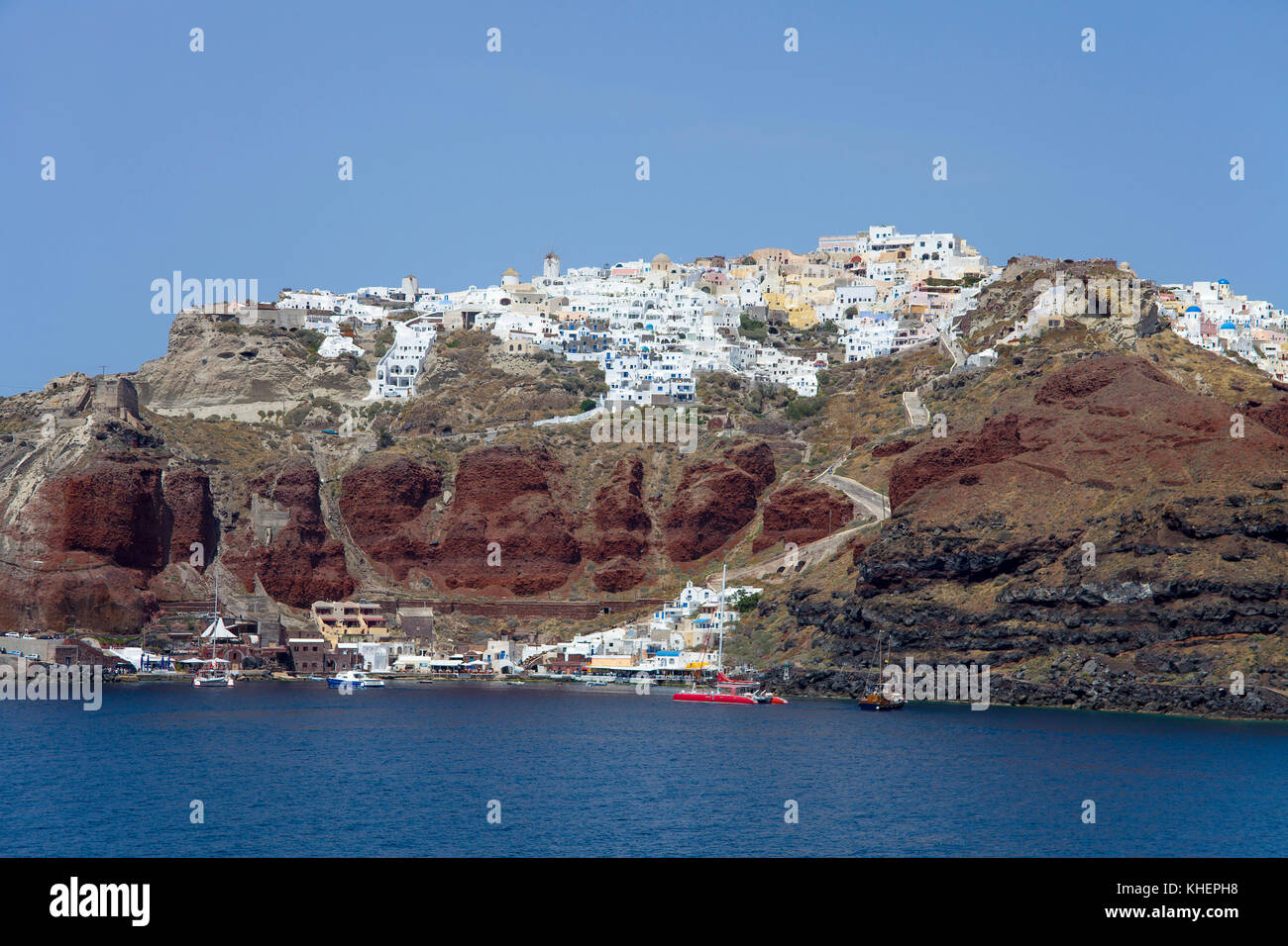 Vue de la mer à la falaise avec le vieux port et au-dessus du village de l'île de Thira, Santorin, Cyclades, Mer Égée, Grèce Banque D'Images