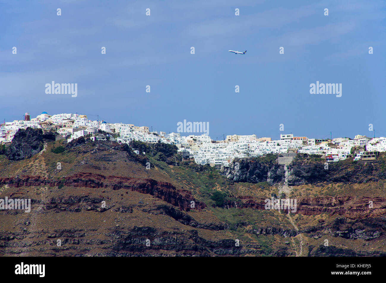 Vue de la mer à la falaise avec la ville de Thira, Santorin et firofestani island, Cyclades, Mer Égée, Grèce Banque D'Images