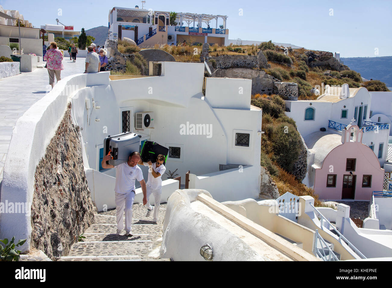 Porte-valise sur escalier pour un petit hôtel au bord du cratère, Oia, Santorin, Cyclades, l'île de la mer Égée, Grèce Banque D'Images