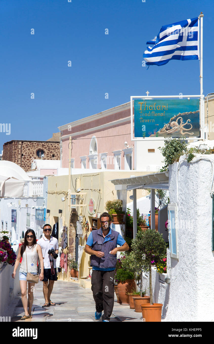 Les touristes à flâner au bord du cratère, chemin d'Oia, Santorin, Cyclades, l'île de la mer Égée, Grèce Banque D'Images