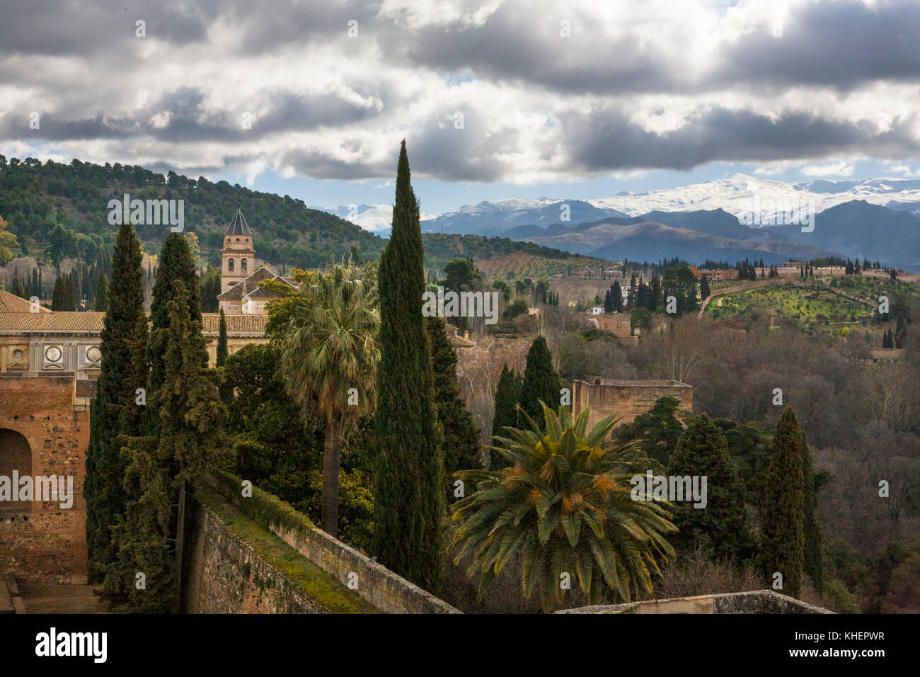 Vue de la Torre de la Vela, Alcazaba, Alhambra, Grenade, Andalousie, Espagne aux neiges de la Sierra Nevada Banque D'Images