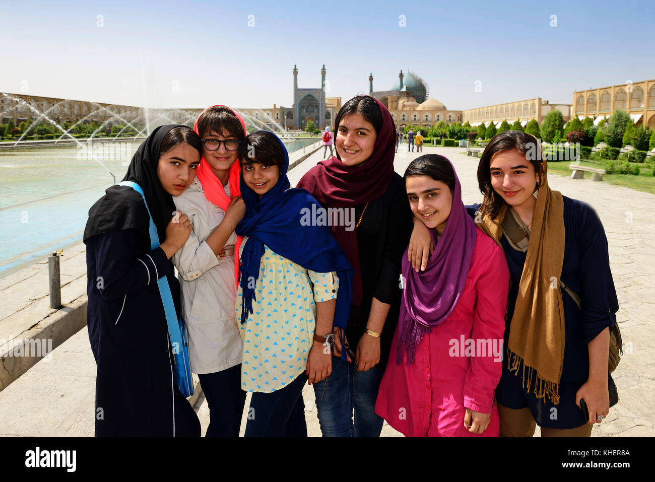 Jeunes filles posant sur place imam, meydān-e de Naqsh-e Jahan, Isfahan, Iran Banque D'Images