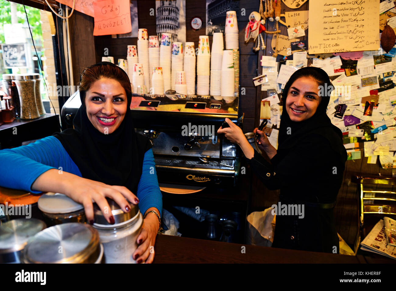 Petit café dans le bazar sous les arcades de place imam, meydān-e de Naqsh-e Jahan, Isfahan, Iran Banque D'Images