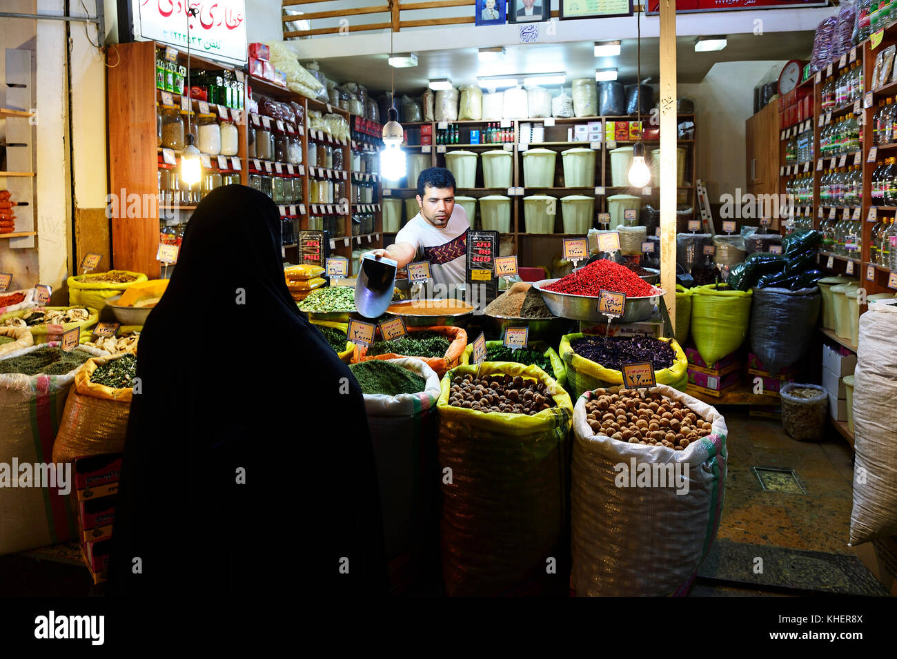 Concessionnaire d'épices dans le bazar sous les arcades de place imam, meydān-e de Naqsh-e Jahan, Isfahan, Iran Banque D'Images