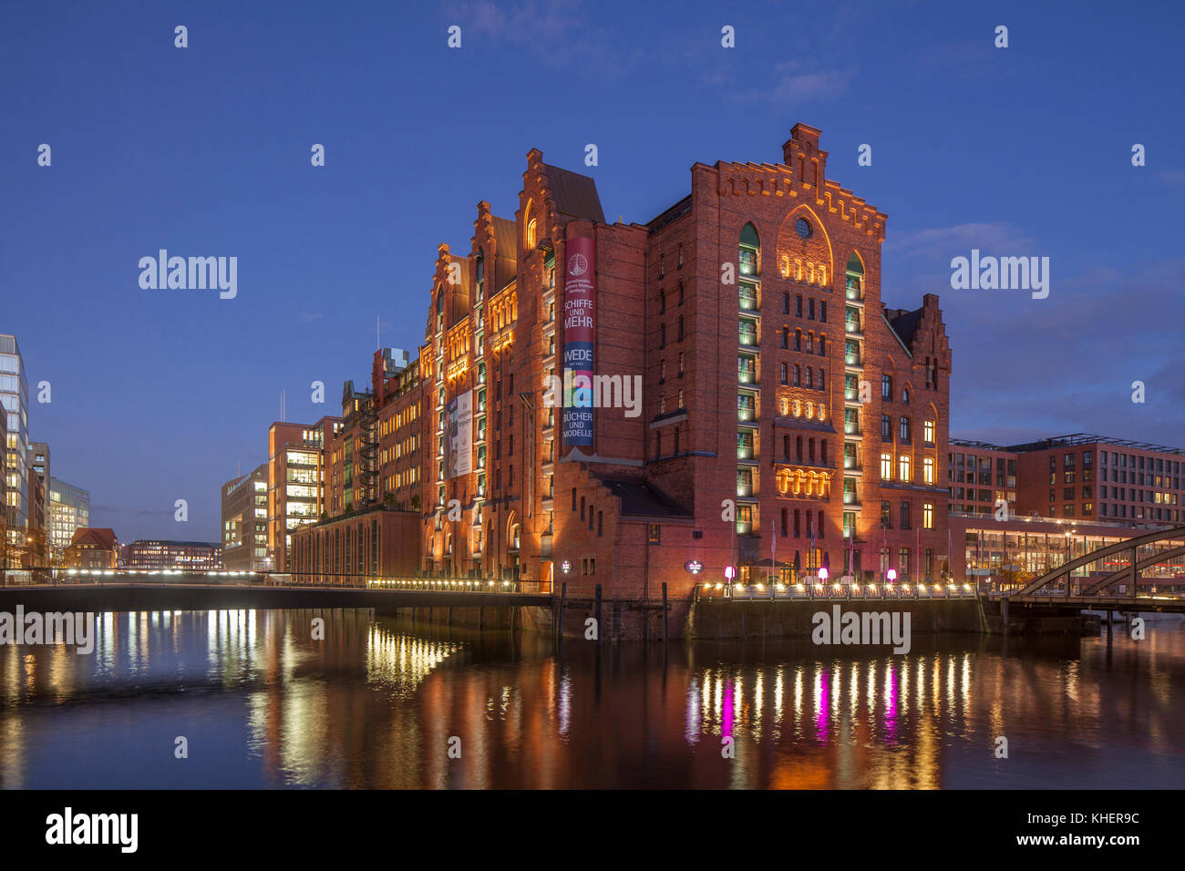 Musée maritime international de Hambourg dans l'ex-kaispeicher j au crépuscule, speicherstadt, hafencity, Hambourg, Allemagne Banque D'Images