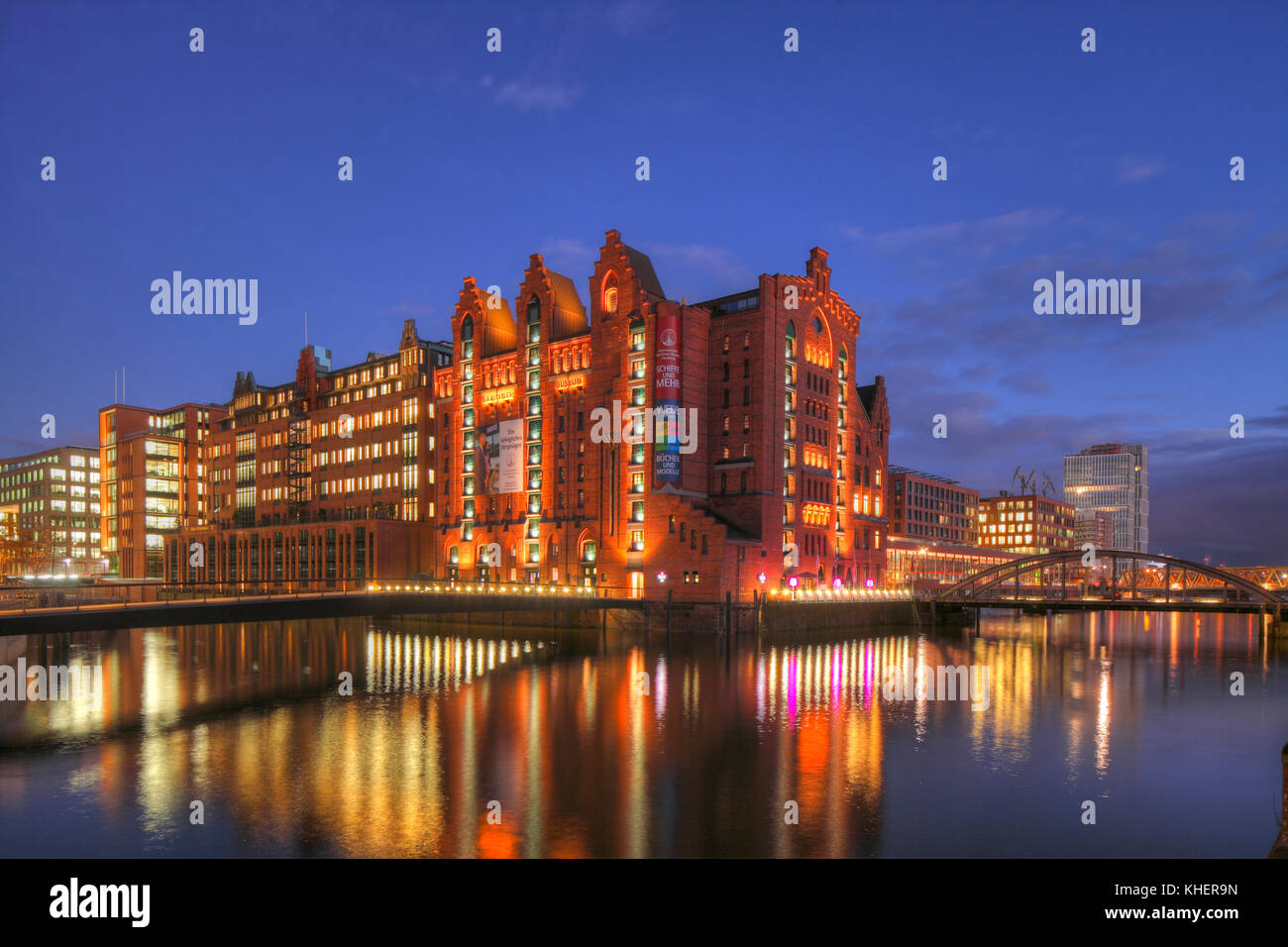 Musée maritime international de Hambourg dans l'ex-kaispeicher j au crépuscule, speicherstadt, hafencity, Hambourg, Allemagne Banque D'Images