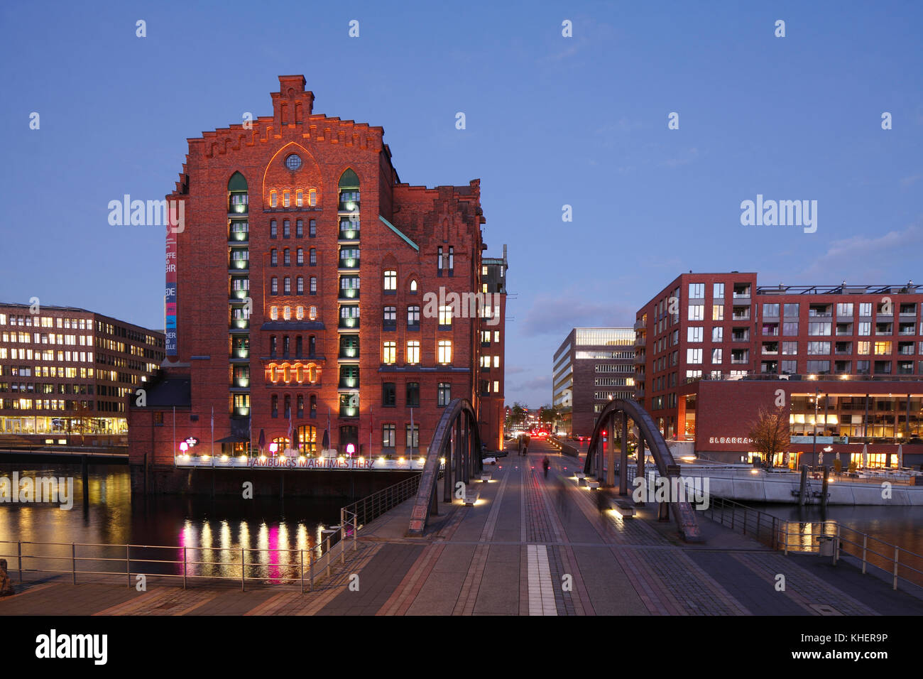 Musée maritime international de Hambourg dans l'ex-kaispeicher j au crépuscule, speicherstadt, hafencity, Hambourg, Allemagne Banque D'Images