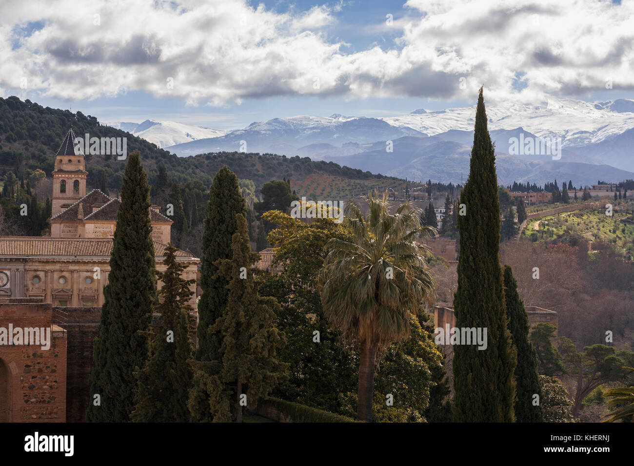 Vue de la Torre de la Vela, Alcazaba, Alhambra, Grenade, Andalousie, Espagne aux neiges de la Sierra Nevada Banque D'Images
