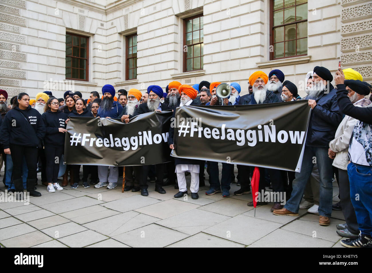 Foreign & Commonwealth Office. Londres, Royaume-Uni. 16 nov, 2017 militants sikhs. Une étape de démonstration devant le ministère des Affaires étrangères et du Commonwealth (FCO) à Londres exigeant une intervention immédiate dans le cas d'Jagtar Singh Johal un sikh britannique qui avait été arrêté et torturé par la police indienne. Jagtar Singh de Dumbarton, West Dunbartonshire, a été arrêté à Jalandhar dans l'Etat du Pendjab, en Inde le 4 novembre 2017. crédit : dinendra haria/Alamy live news Banque D'Images