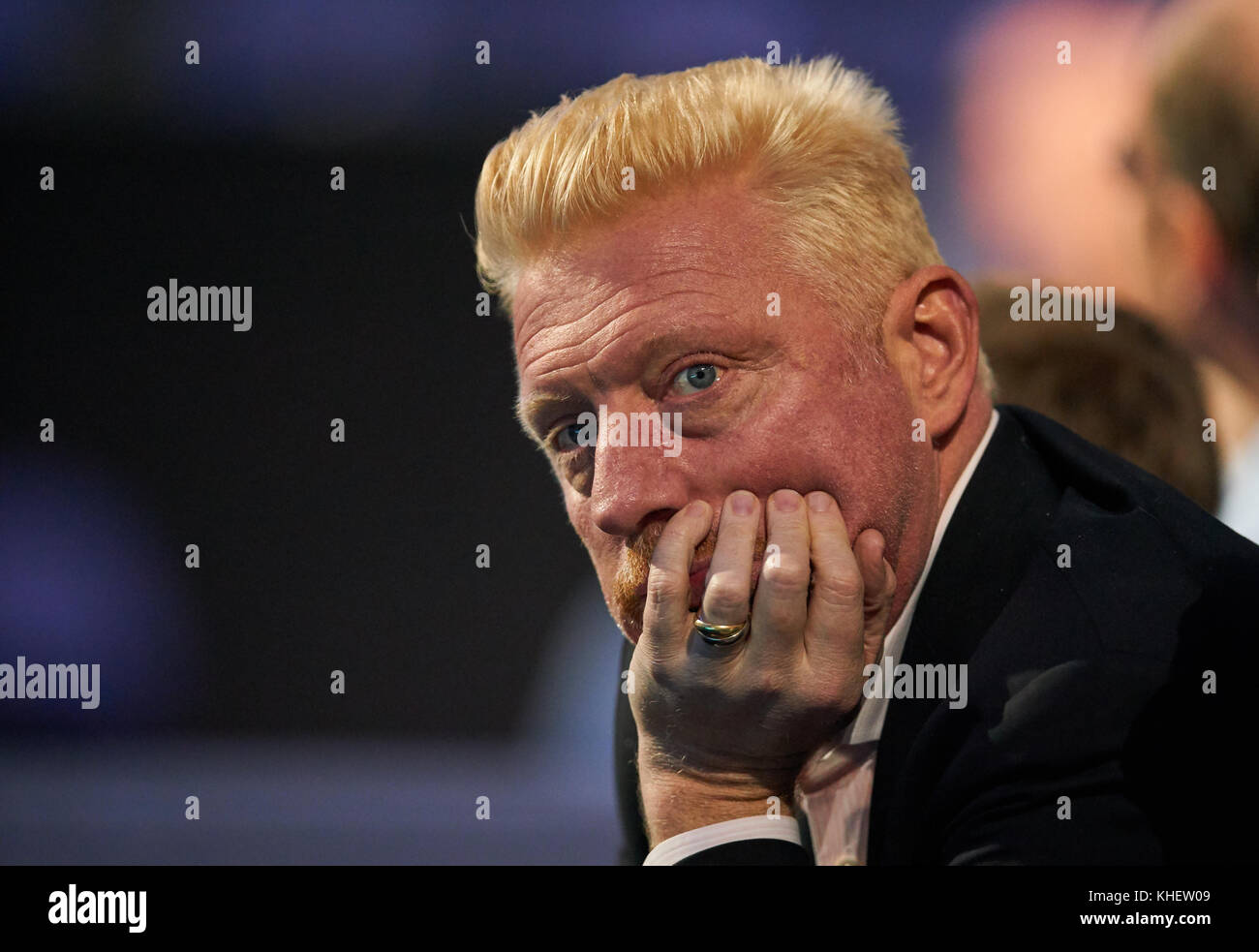 Londres, Royaume-Uni. 15 nov, 2017. Boris Becker, chef de dtb tennis hommes, montres le match dominic thiem, tau contre pablo carreno busta, esp à l'atp tennis finales nitto hommes dans millenium arena, O2 Arena de Londres, Royaume-Uni, le 15 novembre 2017, la saison 2017-2018 Crédit : Peter schatz/Alamy live news Banque D'Images