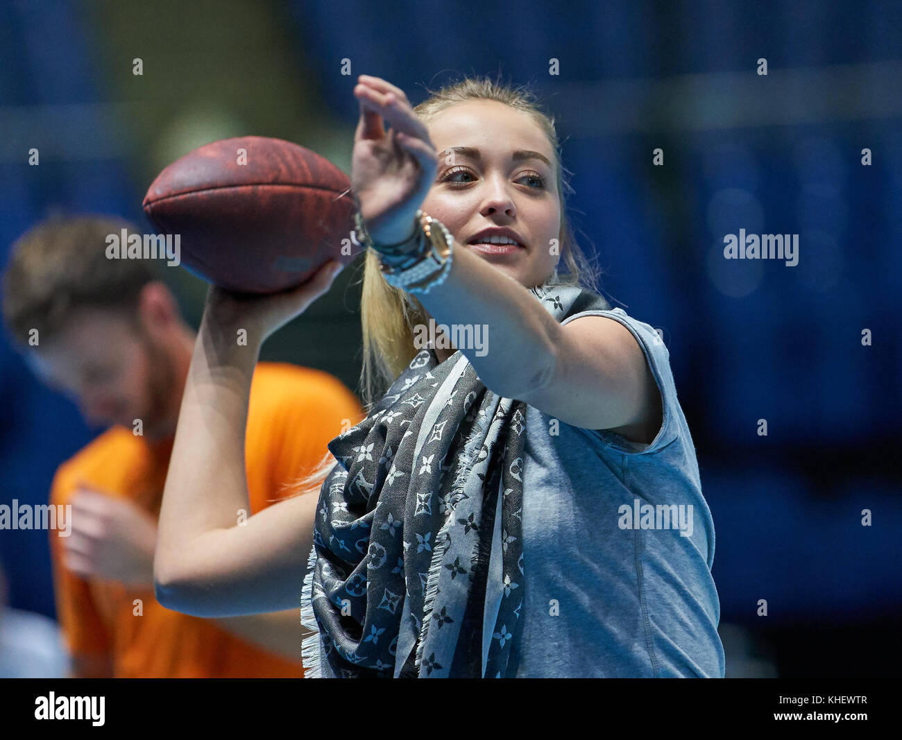 Londres, Royaume-Uni. 16 nov., 2017 atp tennis, Londres, 16 novembre 2017 jack jack sock, usa joue au football à l'échauffement l'entraînement avec sa petite amie michala Alexander Burns (sascha) zverev, ger vs jack sock, USA à l'atp tennis finales nitto hommes dans millenium arena, O2 Arena de Londres, Royaume-Uni, le 16 novembre 2017, la saison 2017-2018 Crédit : Peter schatz/Alamy live news Banque D'Images