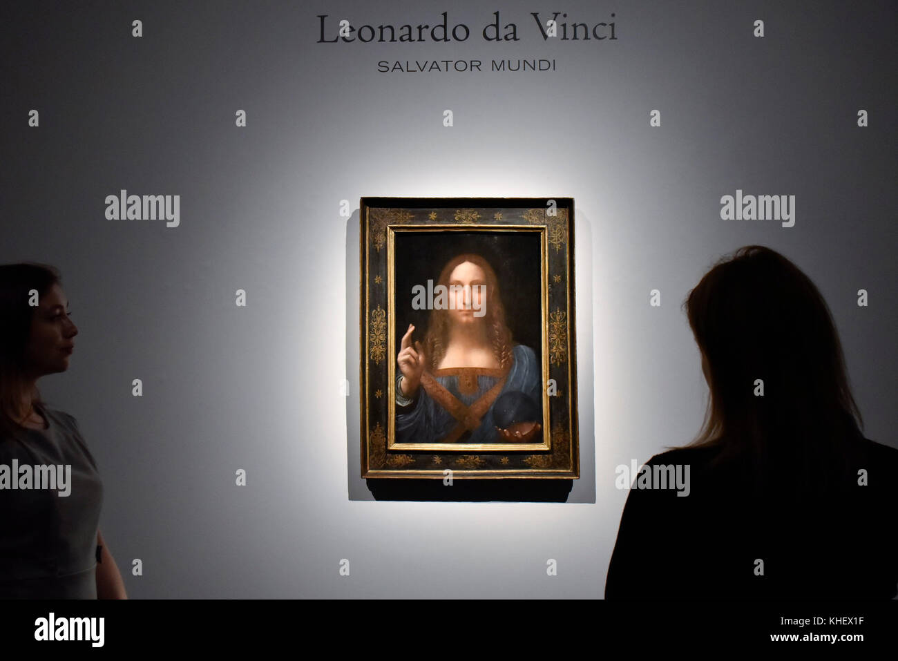 Londres, Royaume-Uni. 24 Oct, 2017. Les membres du personnel photo fichier voir 'Salvator Mundi', c1500, par Leonardo da Vinci à un photocall à Christie's à Londres. L'art est la dernière Da Vinci peinture en mains privées et n'a été mise en vente par Christie's à New York le 15 novembre 2017 avec une estimation de l'ordre de 100 millions de dollars US, mais finalement vendu pour 450 millions de dollars, y compris la prime de l'acheteur. Crédit : Stephen Chung/Alamy Live News Banque D'Images