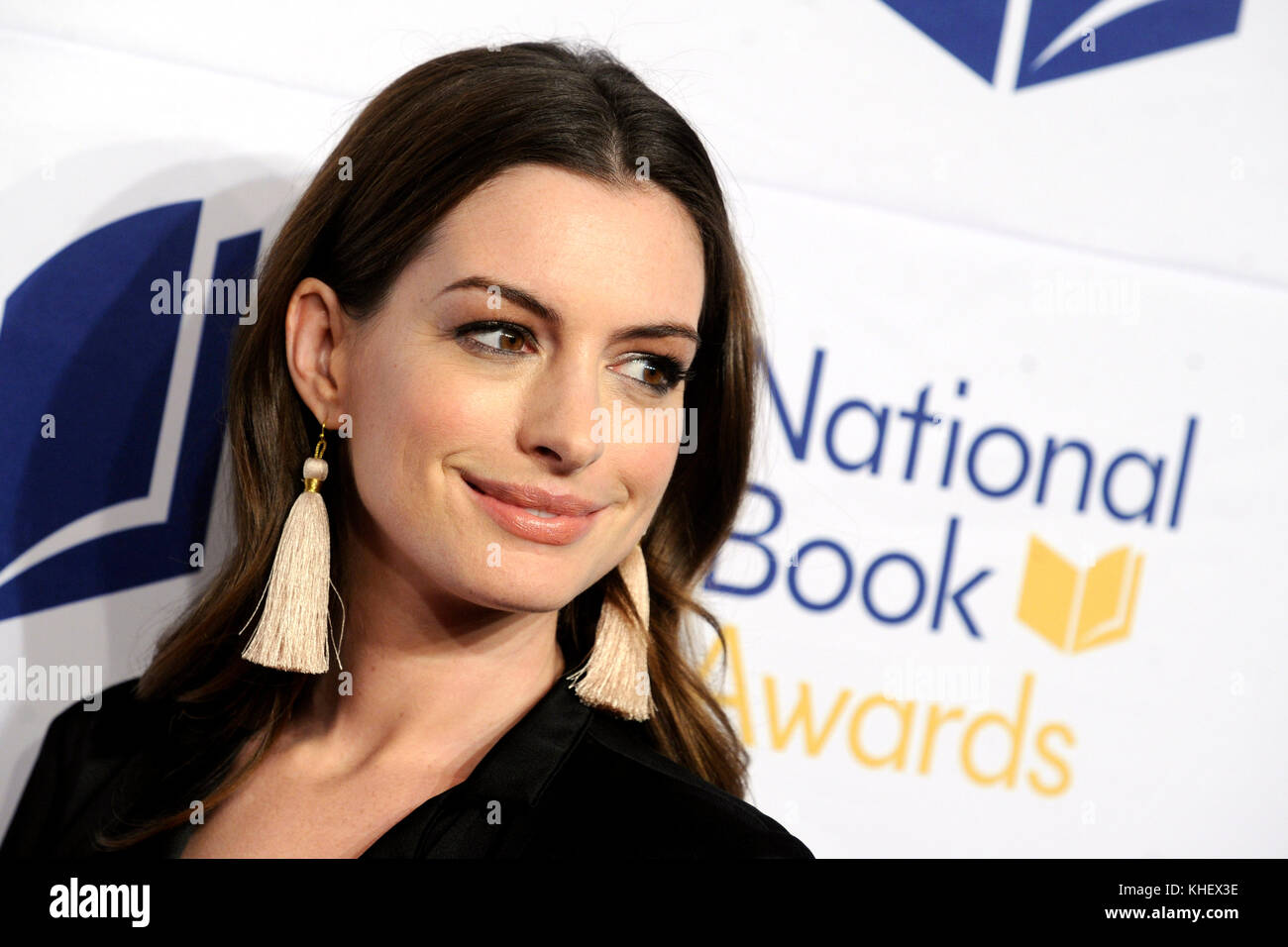 New York, États-Unis. 15 novembre 2017. Anne Hathaway participe aux 68e Prix nationaux du livre à Cipriani Wall Street le 15 novembre 2017 à New York. Crédit: Geisler-Fotopress/Alay Live News Banque D'Images