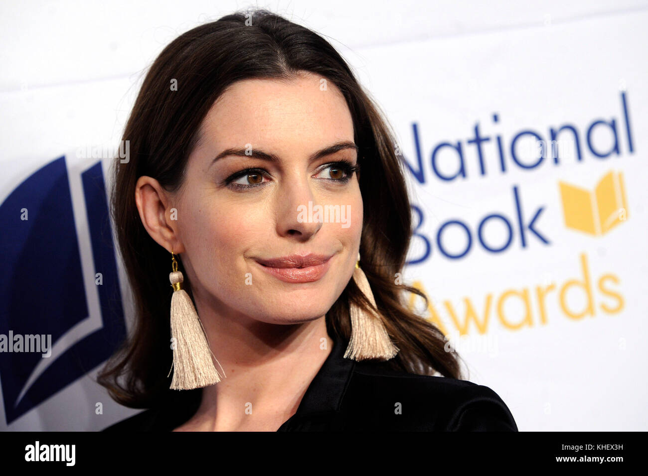 New York, États-Unis. 15 novembre 2017. Anne Hathaway participe aux 68e Prix nationaux du livre à Cipriani Wall Street le 15 novembre 2017 à New York. Crédit: Geisler-Fotopress/Alay Live News Banque D'Images