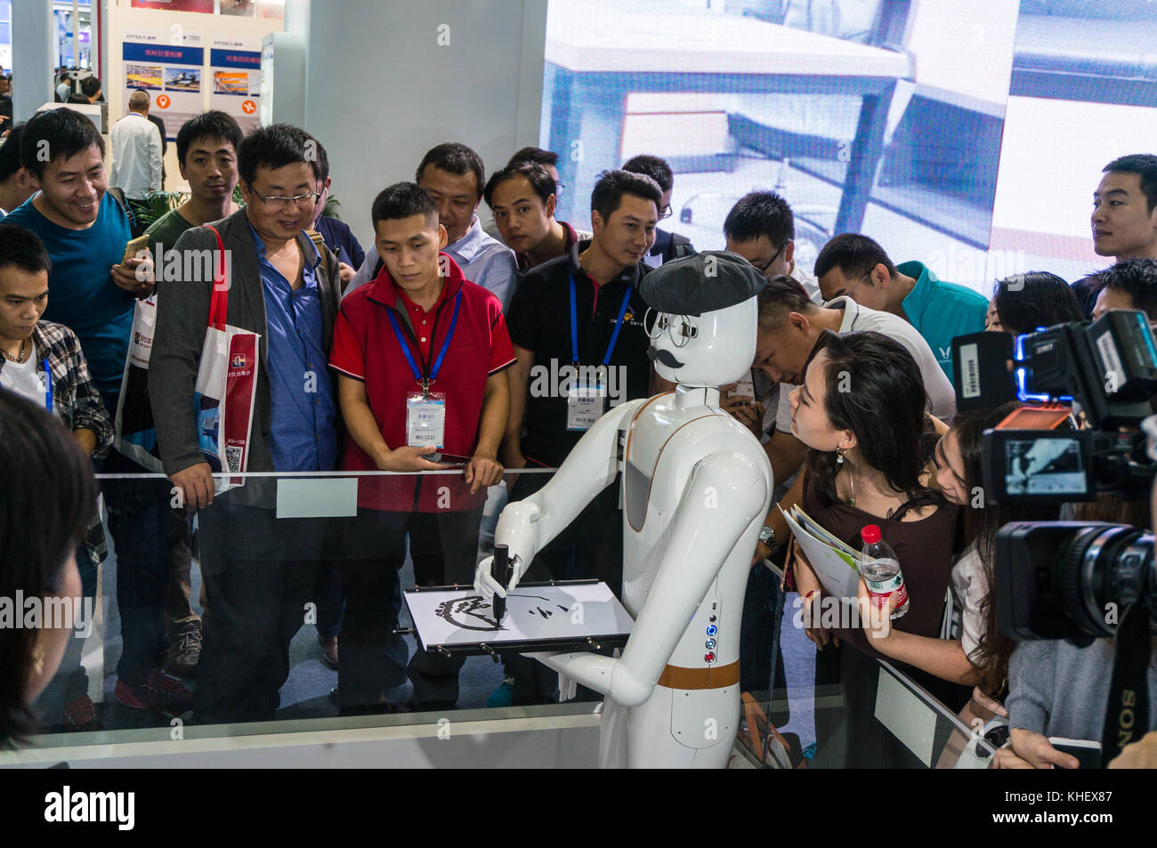 Ia intelligent robot dessin dessins croquis photos photographie de personnes grâce à l'intelligence artificielle à china hi-tech Fair à Shenzhen, connu sous le nom de "silicon valley" de la Chine, Shenzhen, Chine. Banque D'Images
