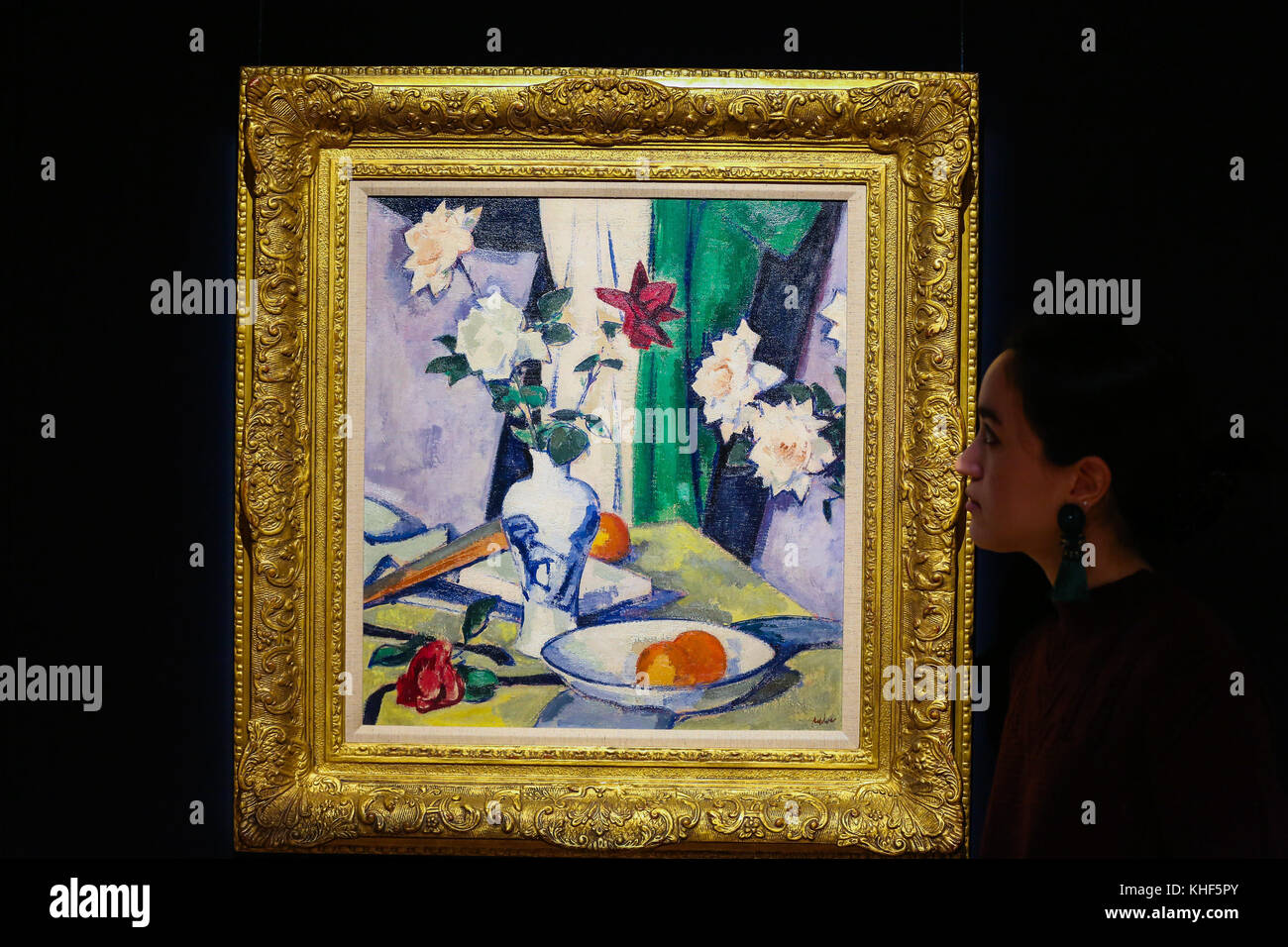 Sotheby's Londres. uk 17 nov 2017 - un personnel à Sotheby's à Samuel john peploe, 1871-1935 still life of roses et un vase bleu et blanc, huile sur toile, la peinture est. €000 350,000-550 dévoilement chez Sotheby's Londres moderne et d'art britannique d'après-guerre et des expositions d'art écossais. vente aux enchères pour avoir lieu à Sotheby's Londres 21 - 22 novembre 2017 Crédit : dinendra haria/Alamy live news Banque D'Images