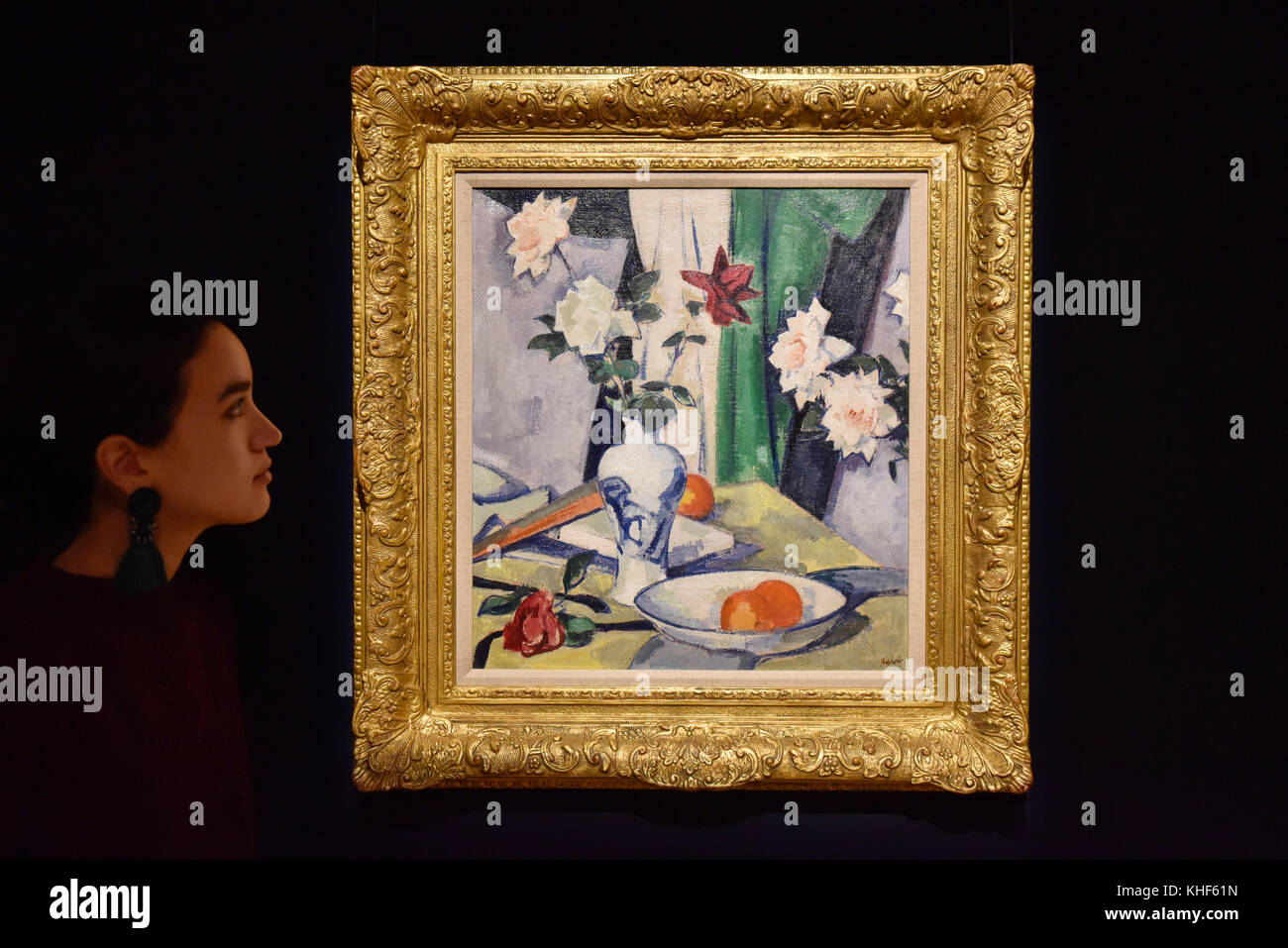 Londres, Royaume-Uni. 17 novembre, 2017. Un membre du personnel de la vie "vues Roses et un vase bleu et blanc', par Samuel John Peploe (est. GBP 350-550k). Prochaines ventes aux enchères d'aperçu d'art moderne et d'art britannique d'après-guerre et de l'Art écossais ayant lieu chez Sotheby's, New Bond Street, le 21 et 22 novembre. Crédit : Stephen Chung/Alamy Live News Banque D'Images