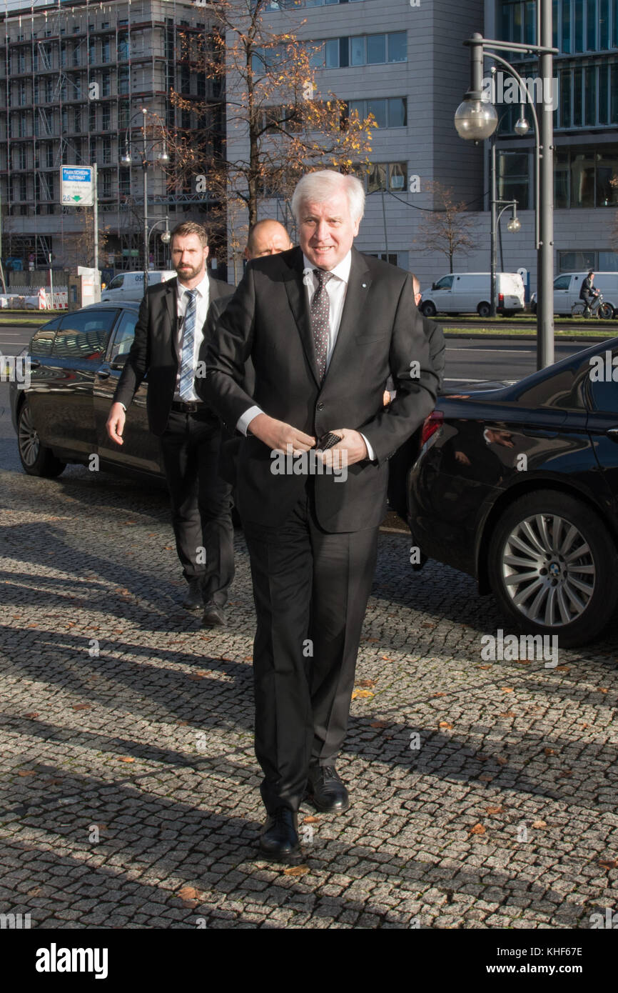 Berlin, Allemagne. 17 novembre 2017. Horst Seehofer - CSU, arrivée des participants au siège de la CDU à Klingelhoeferstrasse 8, 17.11.2017, Foto Credit : Uwe Koch/Alamy Live News Banque D'Images