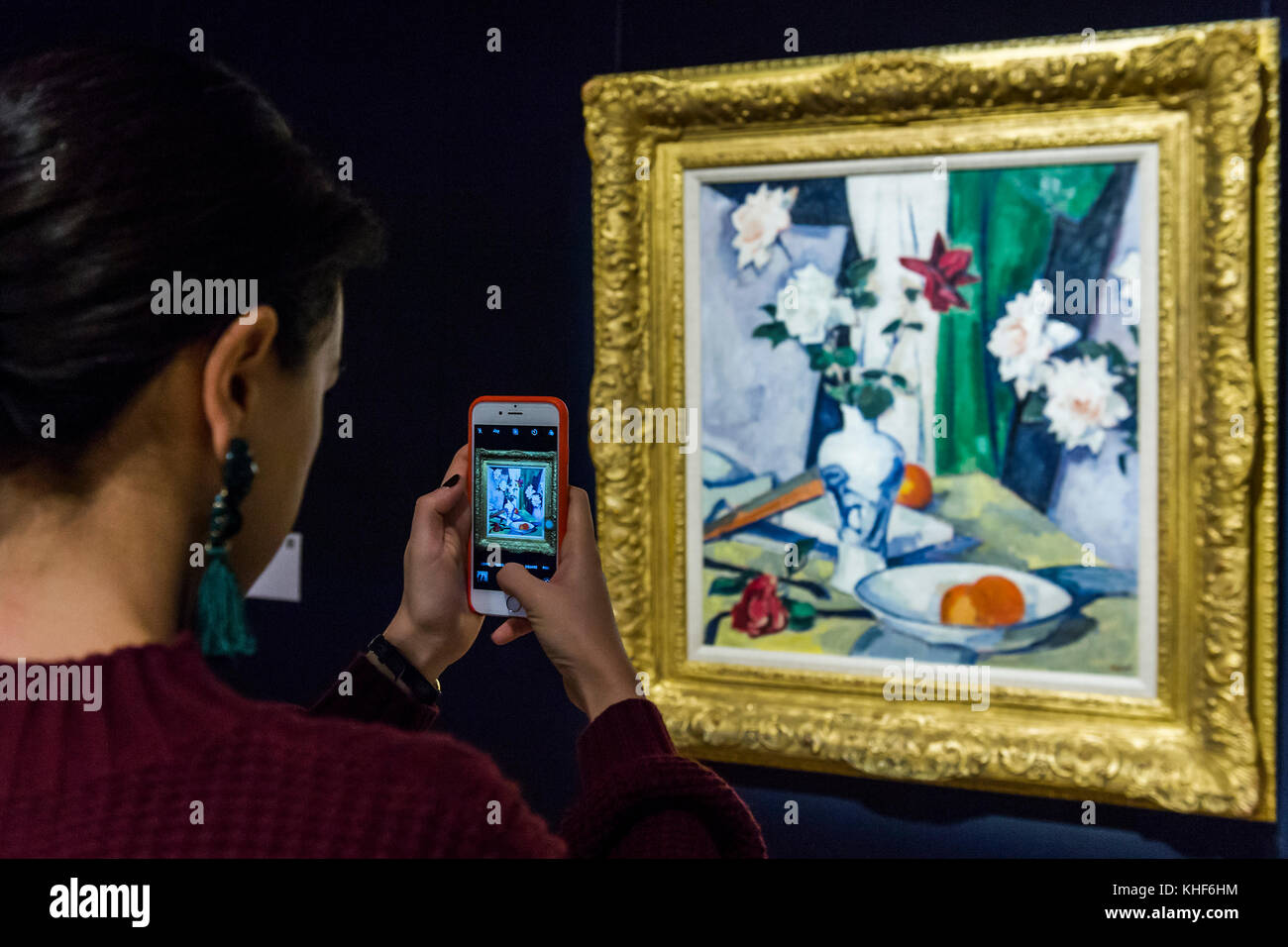 Londres, Royaume-Uni. 17 novembre, 2017. Samuel John Peploe, 1871-1935 Still Life of roses et un vase bleu et blanc, est. €000 350,000-550 - moderne et Post-War British & Scottish Art à Sothebys New Bond Street. La vente aura lieu entre 21 - 22 novembre. Crédit : Guy Bell/Alamy Live News Banque D'Images