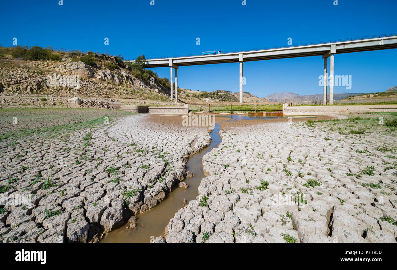 Près de ardales, la province de Malaga, Andalousie, Espagne du sud. État d'entrée de guadalteba-barrage guadalhorce en octobre 2017 après avoir été chaud sans ra Banque D'Images