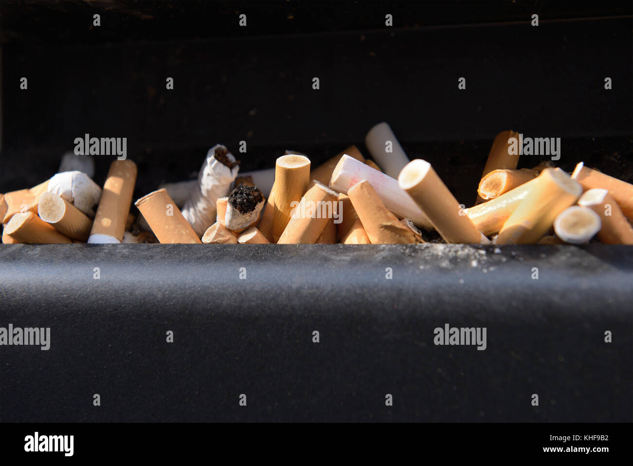 Cendrier métal rempli par utilisé la cigarette Banque D'Images