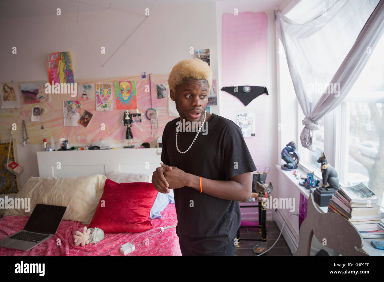 Portrait d'un jeune homme dans sa chambre à coucher Banque D'Images