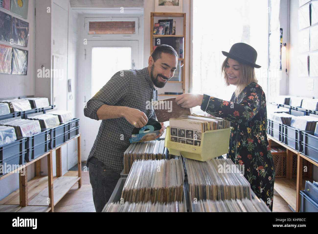 Jeune couple shopping pour des enregistrements Banque D'Images