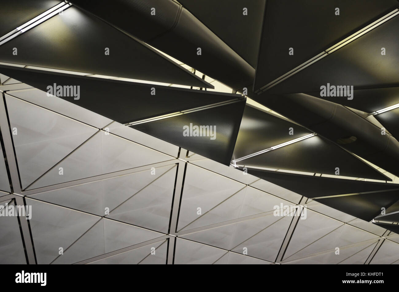 Panneaux métalliques de plafond d'aéroport abstrait, reflets et ombres Banque D'Images