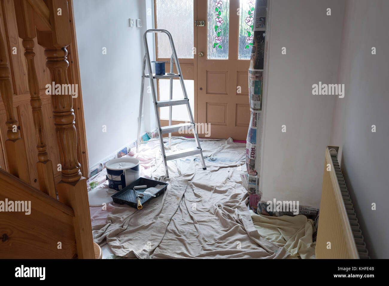 Décorer avec des feuilles de poussière mayhem sur chaussée humide et prêt  pour la peinture des murs dans le couloir pour être enduit d'émulsion et de  bloquer la porte d'entrée Photo Stock -