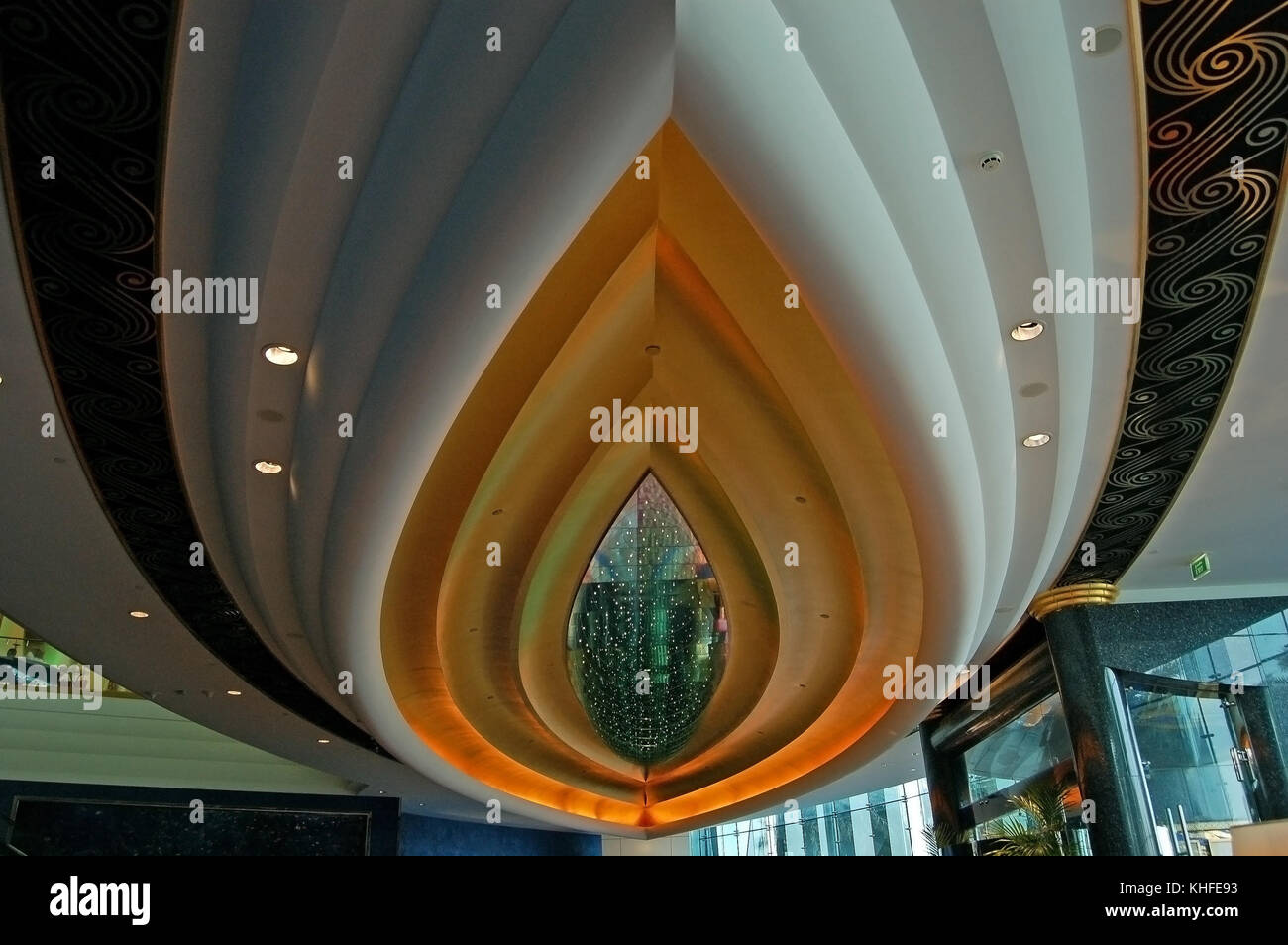 Le plafond dans le hall de l'hôtel Burj al Arab, Dubaï, Émirats arabes Unis Banque D'Images