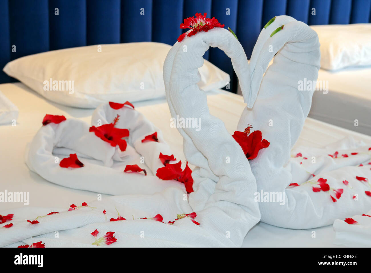 Chambre dans l'hôtel suite avec des décorations en forme de coeur. l'intérieur de chambre à coucher de suite hôtel de luxe. Banque D'Images