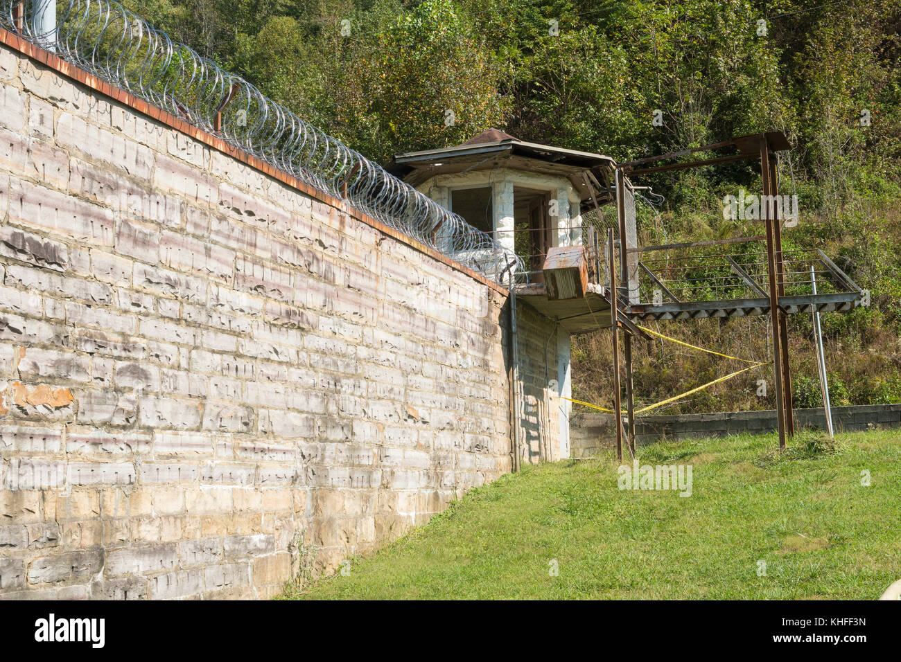 Mur de la prison avec barbelés et tour de garde au pénitencier correctionnel de Brushy Mountain à Petros, TN Banque D'Images