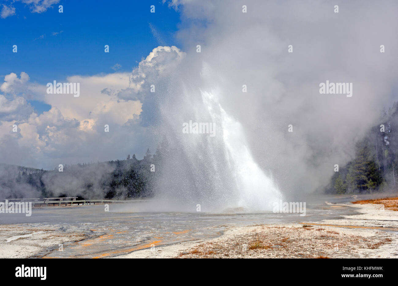 L'éruption du geyser daisy à un angle dans le parc national de Yellowstone Banque D'Images