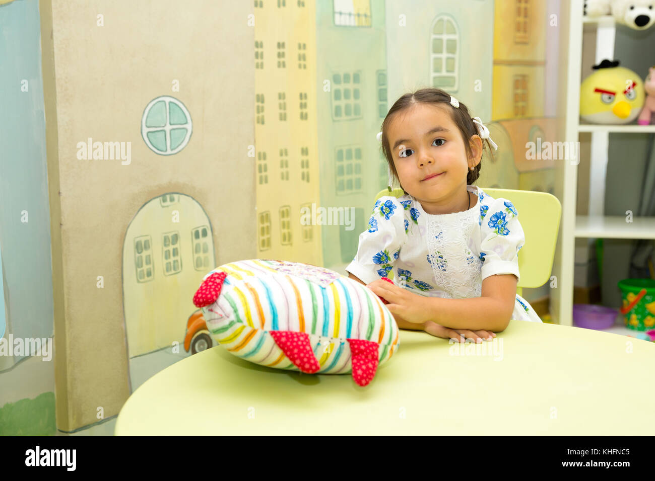 Adorable asiatique, fille kazakhe dans la chambre de crèche. Enfant à la maternelle dans la classe préscolaire Montessori. Banque D'Images