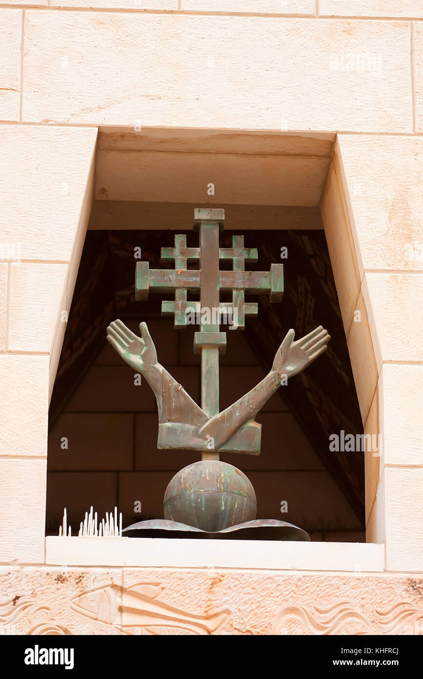 Symbole franciscain fait de métal dans des créneaux Banque D'Images