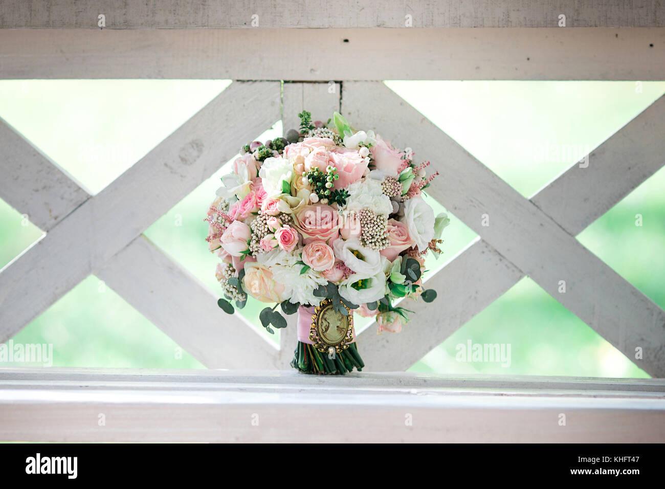 Beau mariage bouquet de fleurs colorées. Détails de mariage Banque D'Images