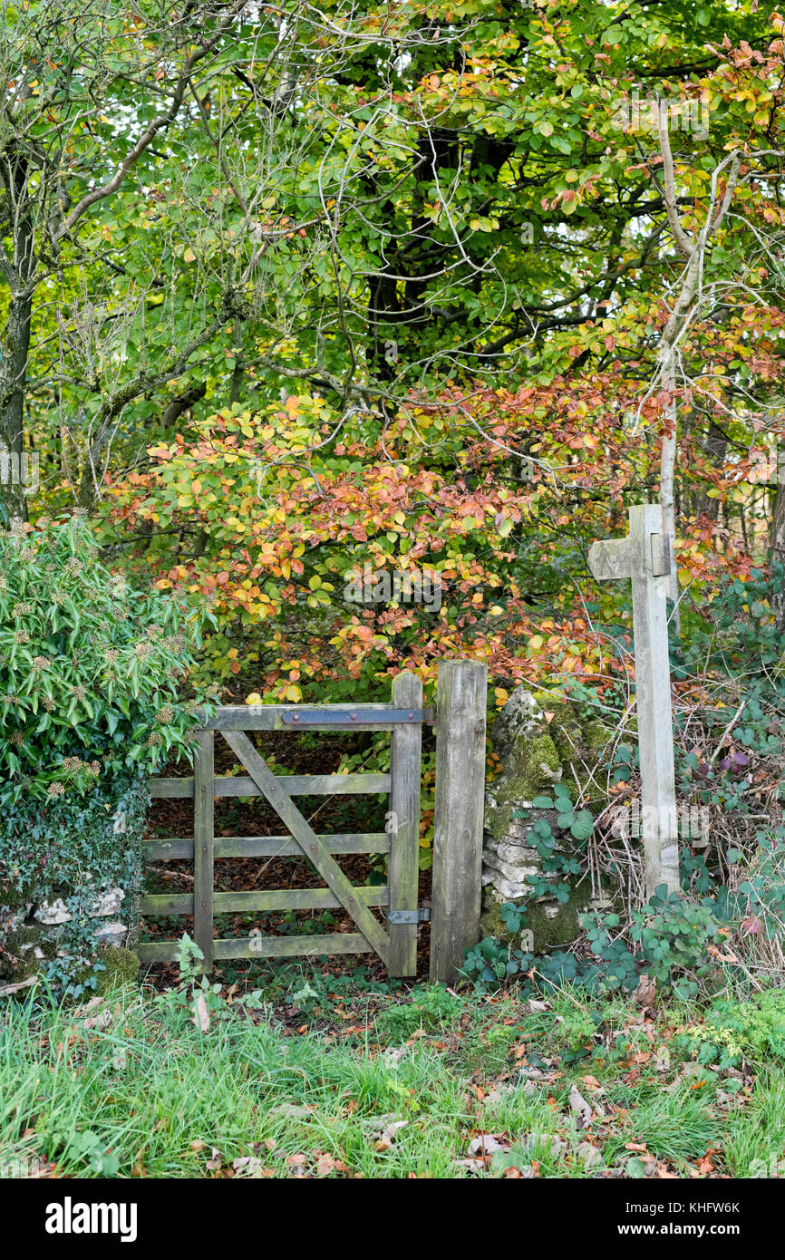 Cotswold Way sign et barrière en bois à l'automne. Cotswolds, Gloucestershire, Angleterre Banque D'Images