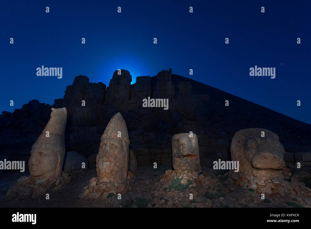 Statues sur la Mt Nemrut, au crépuscule, avec le clair de lune derrière les statues, à Adiyaman, Turquie. Banque D'Images