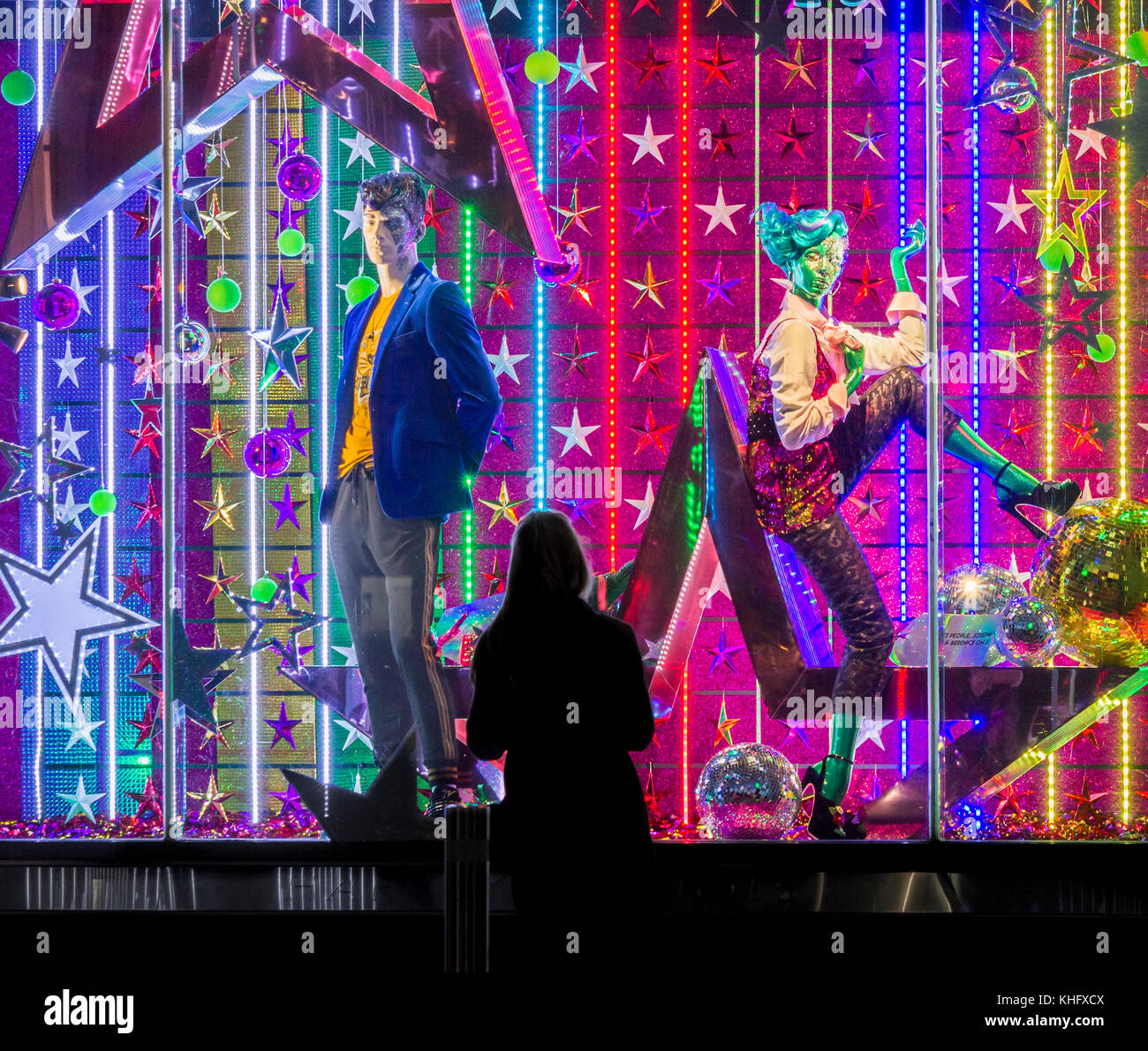 Jeune femme regardant la vitrine du magasin Harvey Nichols à St Andrew Square, Édimbourg, Écosse. ROYAUME-UNI Banque D'Images