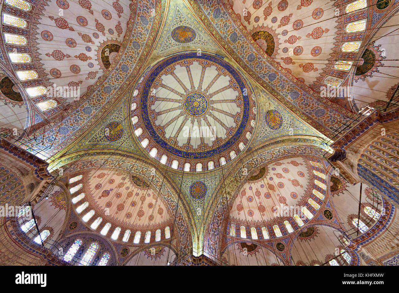 Les dômes de la mosquée bleue de l'intérieur, à Istanbul, Turquie. Banque D'Images