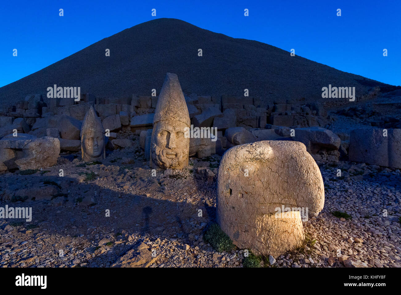 Statues sur la mt nemrut au crépuscule, à Adiyaman, Turquie. Banque D'Images