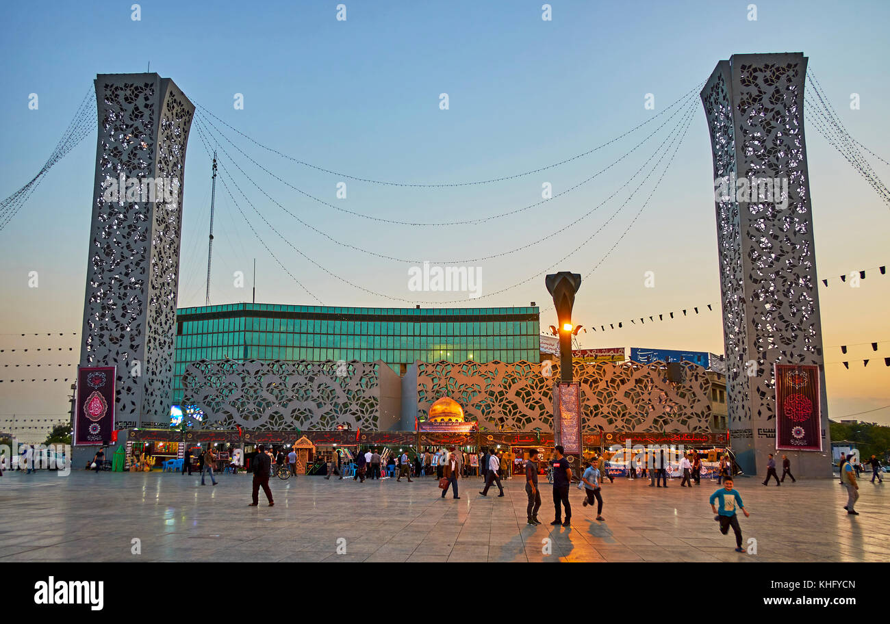 Téhéran, Iran - 11 octobre 2017 : l'imam hossein square avec une vue sur les constructions modernes en métal, rappelant les minarets, et les étals, de Banque D'Images