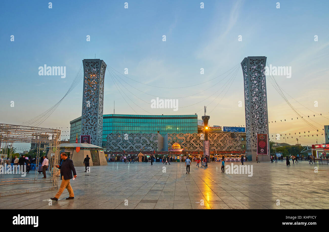 Téhéran, Iran - 11 octobre 2017 : la soirée dans la foule place imam hossein, décoré avec la construction d'architecture moderne en forme de deux minarets, Banque D'Images