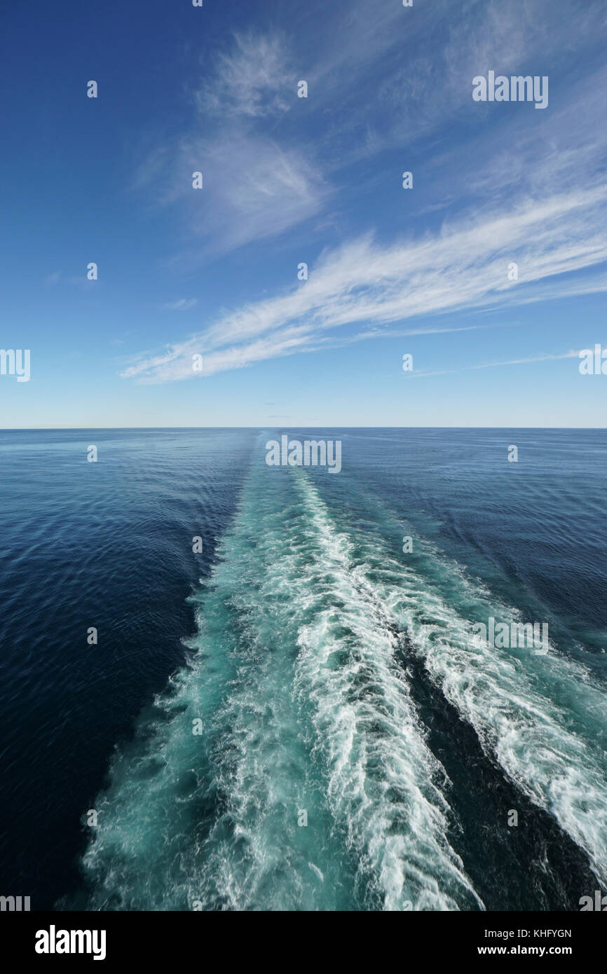 Service du navire spectaculaire qui s'étend en diagonale à l'horizon sous un ciel bleu avec des nuages blancs whispy. Banque D'Images